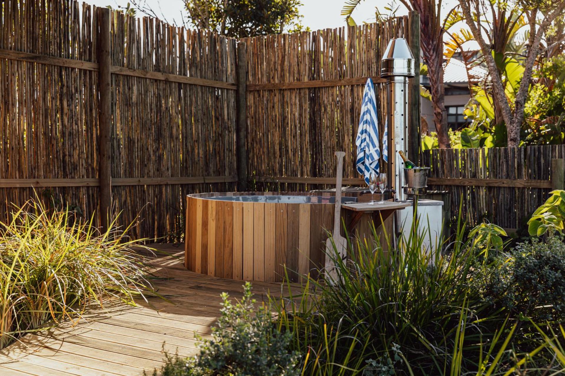 Pezula Nature Retreat كنيسنا الغرفة الصورة A wood fired outdoor hot tub