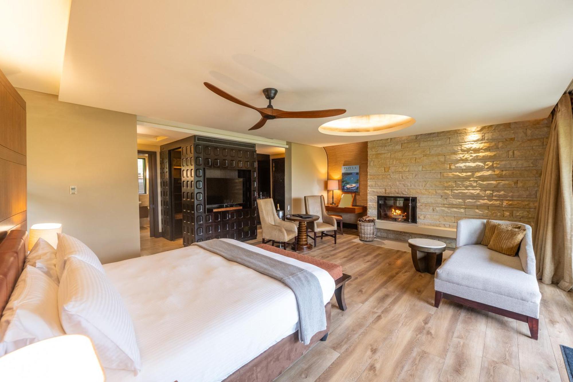 Pezula Nature Retreat كنيسنا المظهر الخارجي الصورة A guest room at the Lodge at Blue Sky