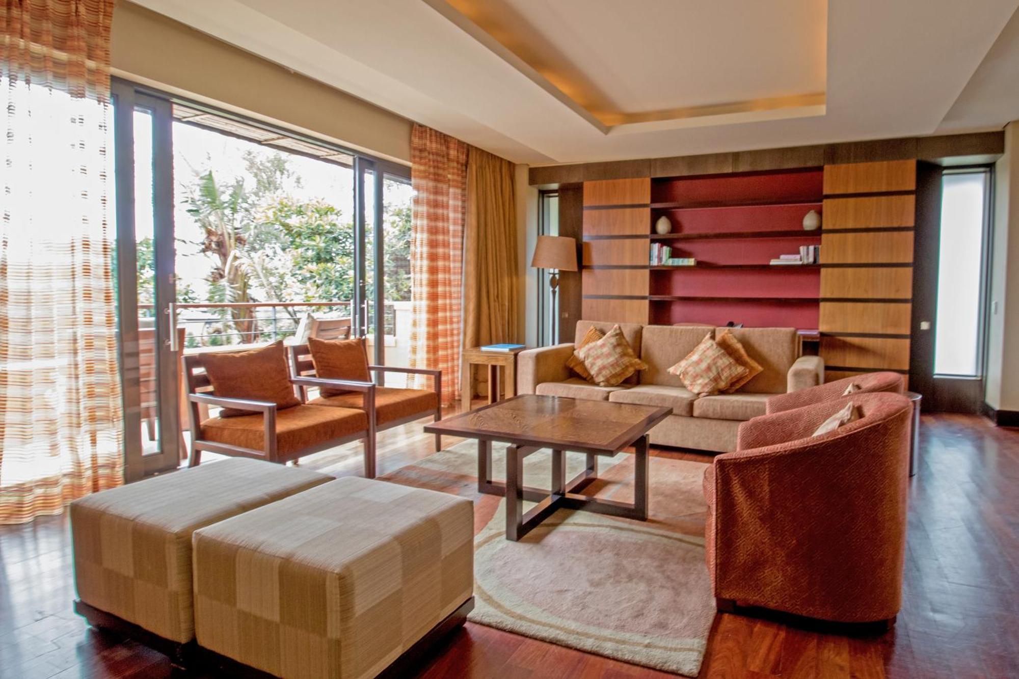 Pezula Nature Retreat كنيسنا الغرفة الصورة A living room in a suite at the Four Seasons Hotel, Mumbai