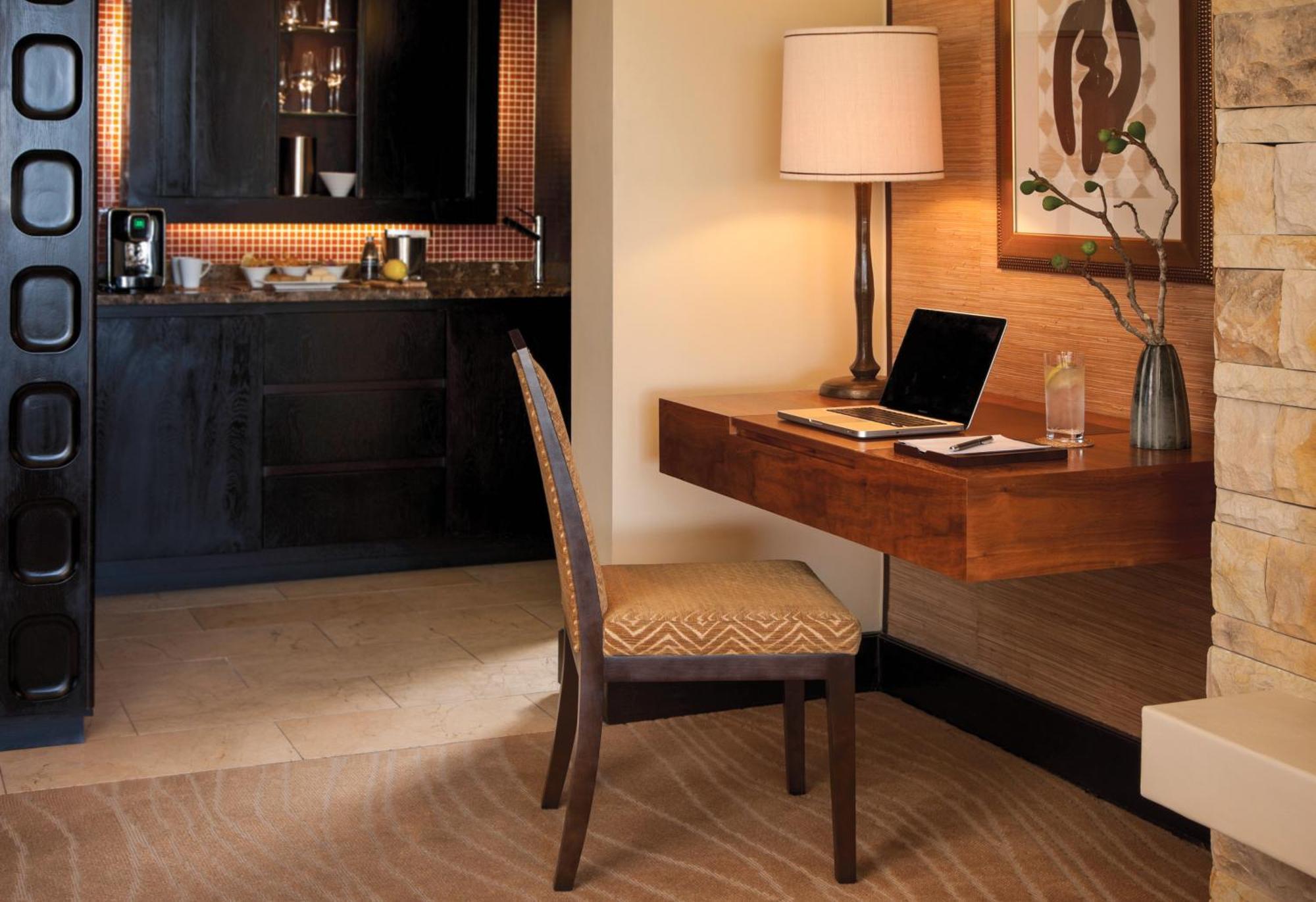 Pezula Nature Retreat كنيسنا الغرفة الصورة A modern writing desk