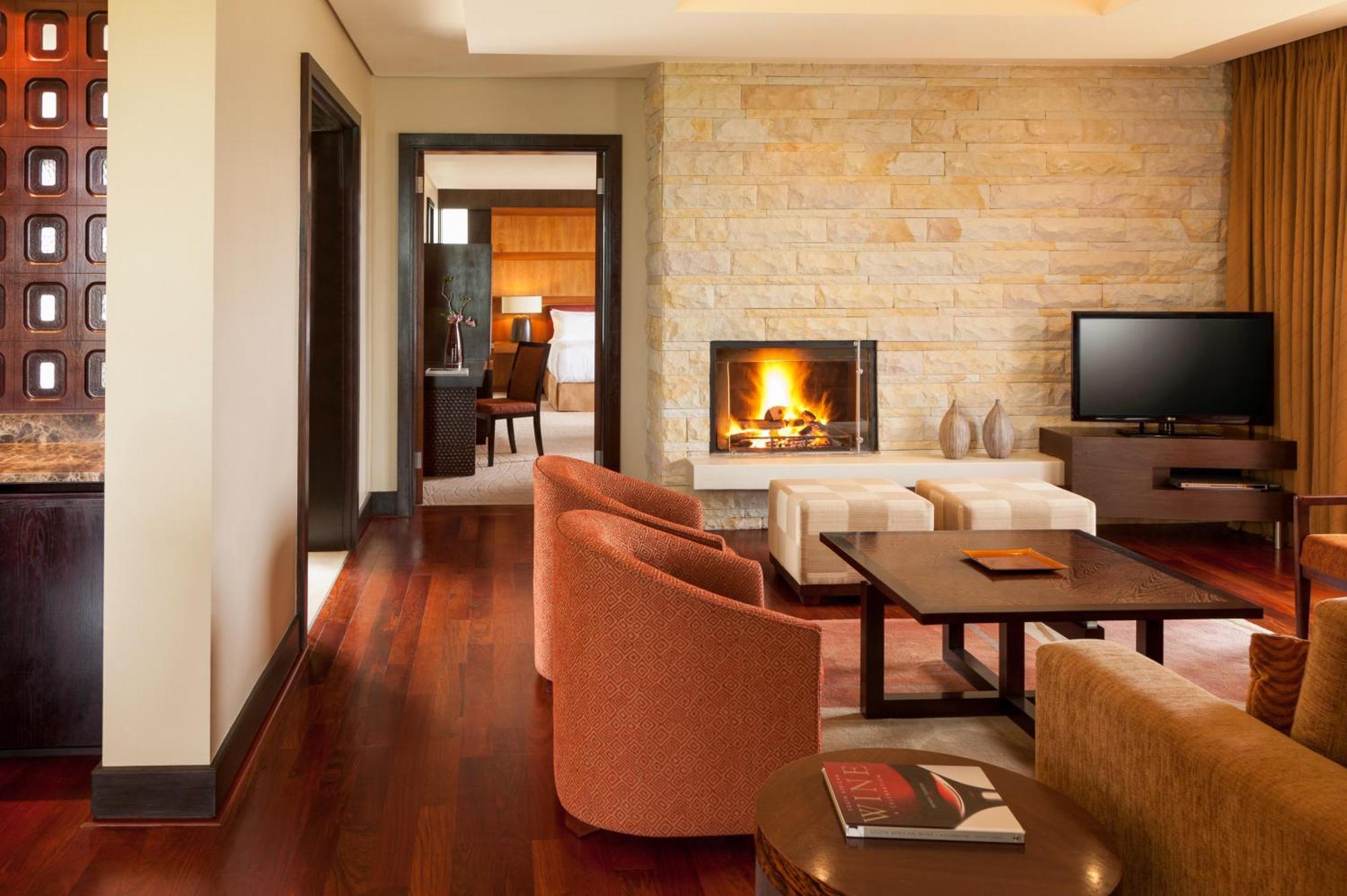 Pezula Nature Retreat كنيسنا الغرفة الصورة A living room at the Four Seasons Hotel