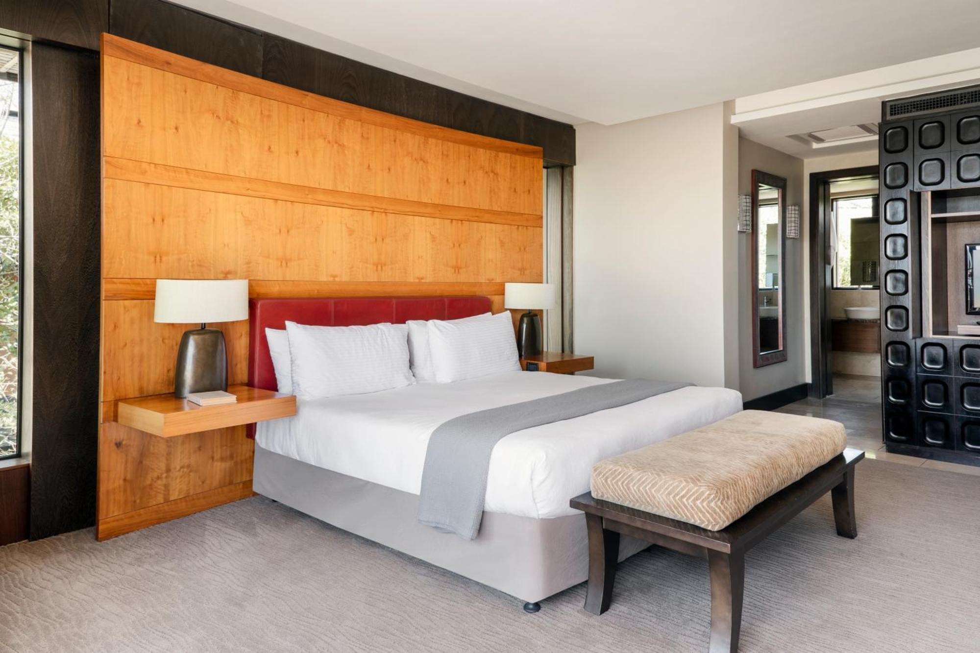 Pezula Nature Retreat كنيسنا الغرفة الصورة A bedroom at the Cape Town Protea Hotel